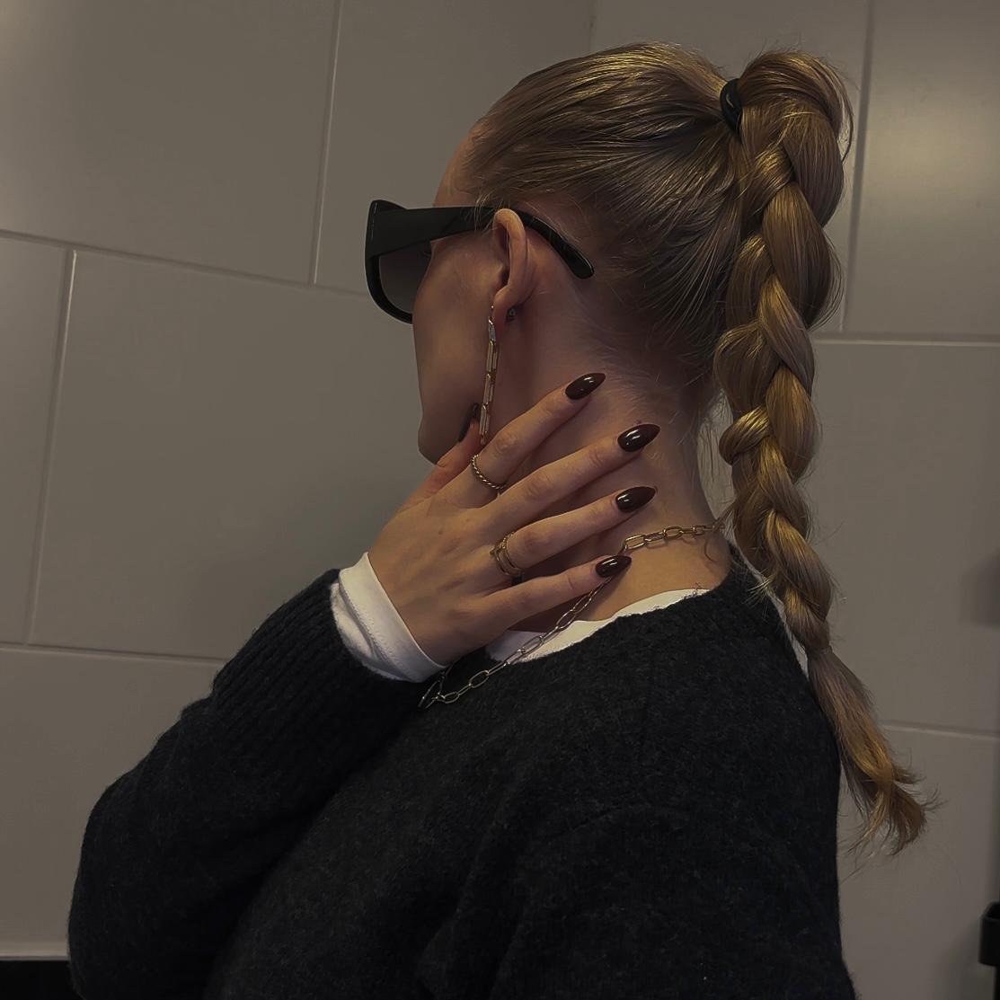 "Een stijlvolle haarstijl met een staart en vlecht, gezien van achteren. De vlecht voegt een elegante, verfijnde touch toe aan de simpele staart, perfect voor een casual of chique look. Deze stijl biedt inspiratie voor een veelzijdige en moderne uitstraling."






