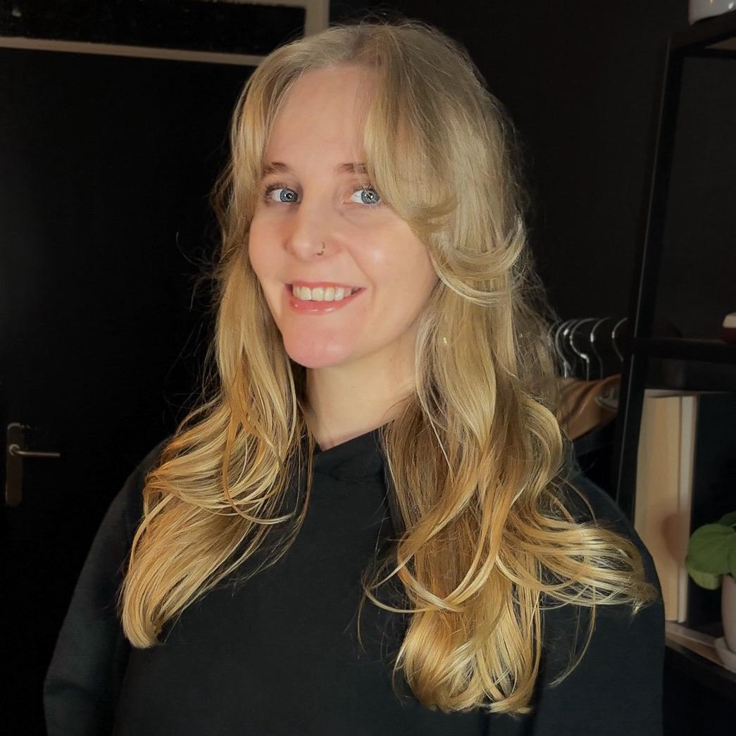 "Ontmoet Samantha: jouw expert in haarverzorging, lifestyle en mode. Laat je inspireren door tips, reviews en ideeën om het beste uit jezelf te halen!"






