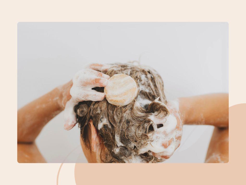Scalp exfoliant aanbrengen voor een gezonde hoofdhuid en haargroei